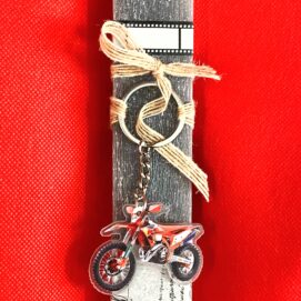 Πασχαλινή λαμπάδα με μπρελόκ μηχανή